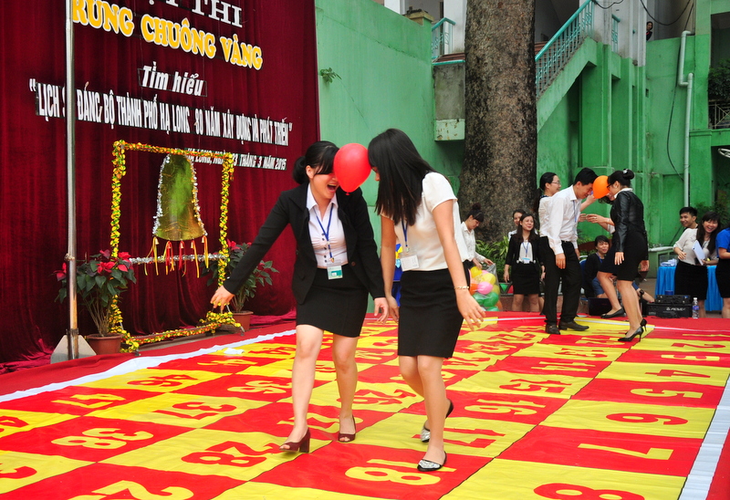 Các thầy cô giáo chơi trò chơi cứu trợ các em học sinh bị loại.
