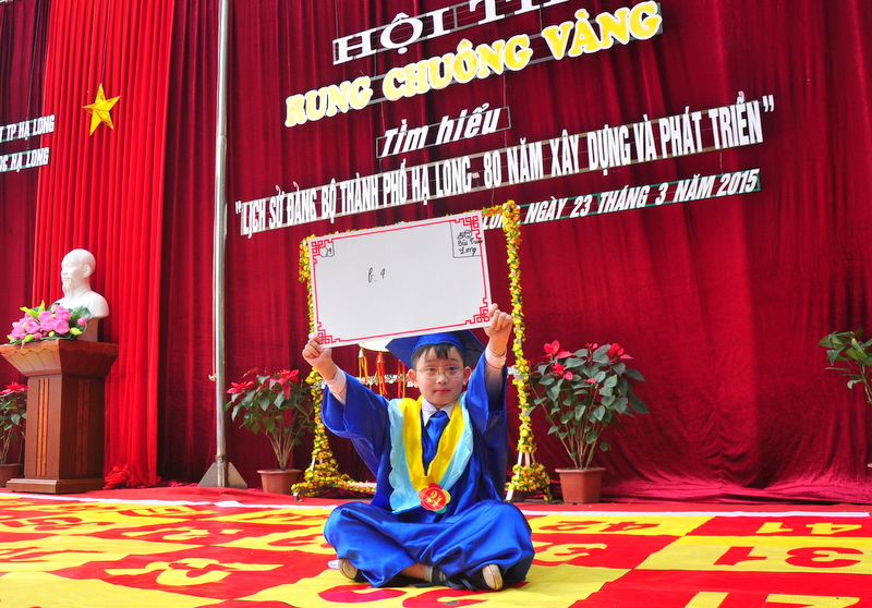 Thí sinh Bùi Tuấn Long (lớp 4A3) - thí sinh cuối cùng còn lại trên sàn thi đấu sau phần cứu trợ.