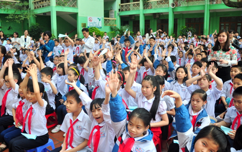 Các bạn học sinh hào hứng cổ vũ cho thí sinh tham gia hội thi.