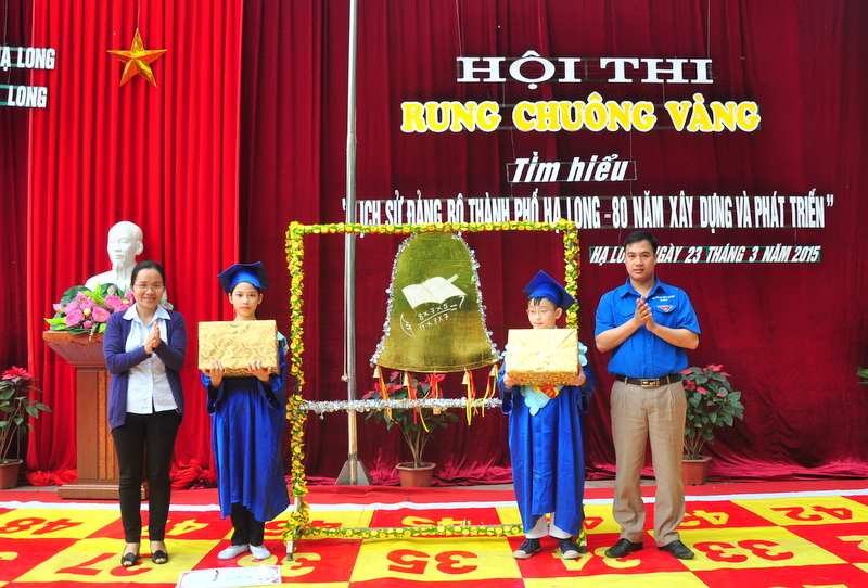 BTV Tỉnh Đoàn và Ban Giám hiệu trường Tiểu học Hạ Long trao thưởng cho hai thí sinh xuất sắc nhất hội thi.