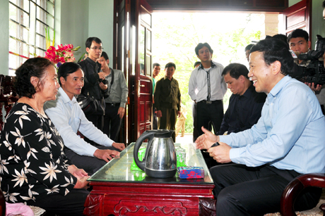 Đồng chí Nguyễn Văn Thành, Phó Chủ tịch UBND tỉnh, Trưởng BCĐ “Chiến dịch Quang Trung” đến tận nhà, động viên người dân bàn giao mặt bằng.