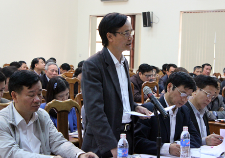 Đại diện lãnh đạo huyện ủy Vân Đồn báo cáo tiến độ thực hiện Đề án 25