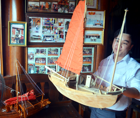 Mô hình con tàu cánh dơi, 3 vách chạy ngược gió tại nhà nghệ nhân Lê Đức Chắn (phường Phong Hải, TX Quảng Yên).