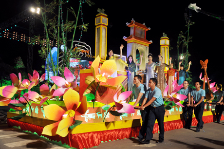 Carnaval Hạ Long, một sự kiện lễ hội du lịch được tổ chức hàng năm nhằm quảng bá, xúc tiến, giới thiệu điểm đến du lịch Quảng Ninh. Trong ảnh: Một tiết mục biểu diễn trong Carnaval Hạ Long 2014.