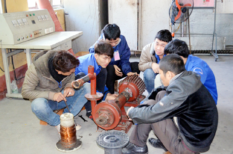 Học viên thực hành nghề cơ khí tại Trường CĐ nghề Than - Khoáng sản Việt Nam.