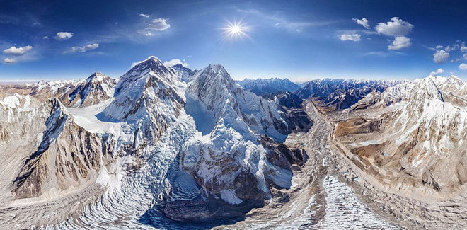  Được coi là nóc nhà thế giới, hình ảnh quen thuộc của Everest là những dãy núi trùng điệp tuyết phủ trắng xóa. Với góc nhìn này, du khách có thể ngắm trọn vẹn vẻ đẹp ngoạn mục của Everest trong một ngày nắng ấm.