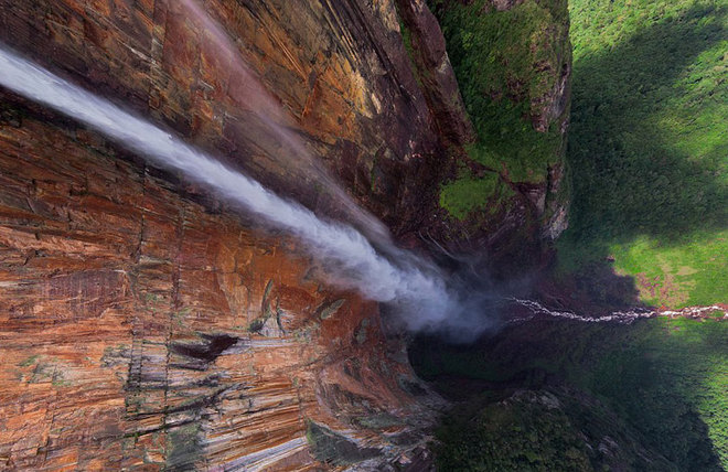  Từ góc chụp này, người xem có thể phần nào vẻ đẹp ngoạn mục của thác nước được mệnh danh là cao nhất thế giới - thác Angel 979 m ở Venezuela.
