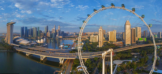  Toàn cảnh quốc đảo sư tử Singapore với vòng quany khổng lồ và tòa nhà Marina Bay Sands phía xa xa. 
