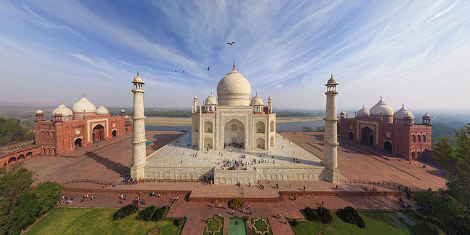  Đền Taj Mahal nổi bật giữa nền trời xanh Ấn Độ. Đây là một trong 7 kỳ quan mới của thế giới, được xây dựng hoàn toàn bằng đá cẩm thạch. Thường du khách đến đây sẽ thấy cảnh đông đúc, nhộn nhịp của dòng người vào thăm viếng. Nhưng với góc độ này, bạn sẽ cảm nhận được vẻ thanh bình của ngôi đền.
