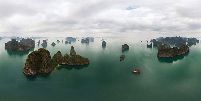  Vịnh Hạ Long của Việt Nam với các đảo đá nhô lên mặt nước yên bình, trông như một bức tranh thủy mặc. Vịnh có 1969 hòn đảo lớn nhỏ khác nhau và đã 2 lần được UNESCO công nhận là di sản thiên nhiên thế giới.