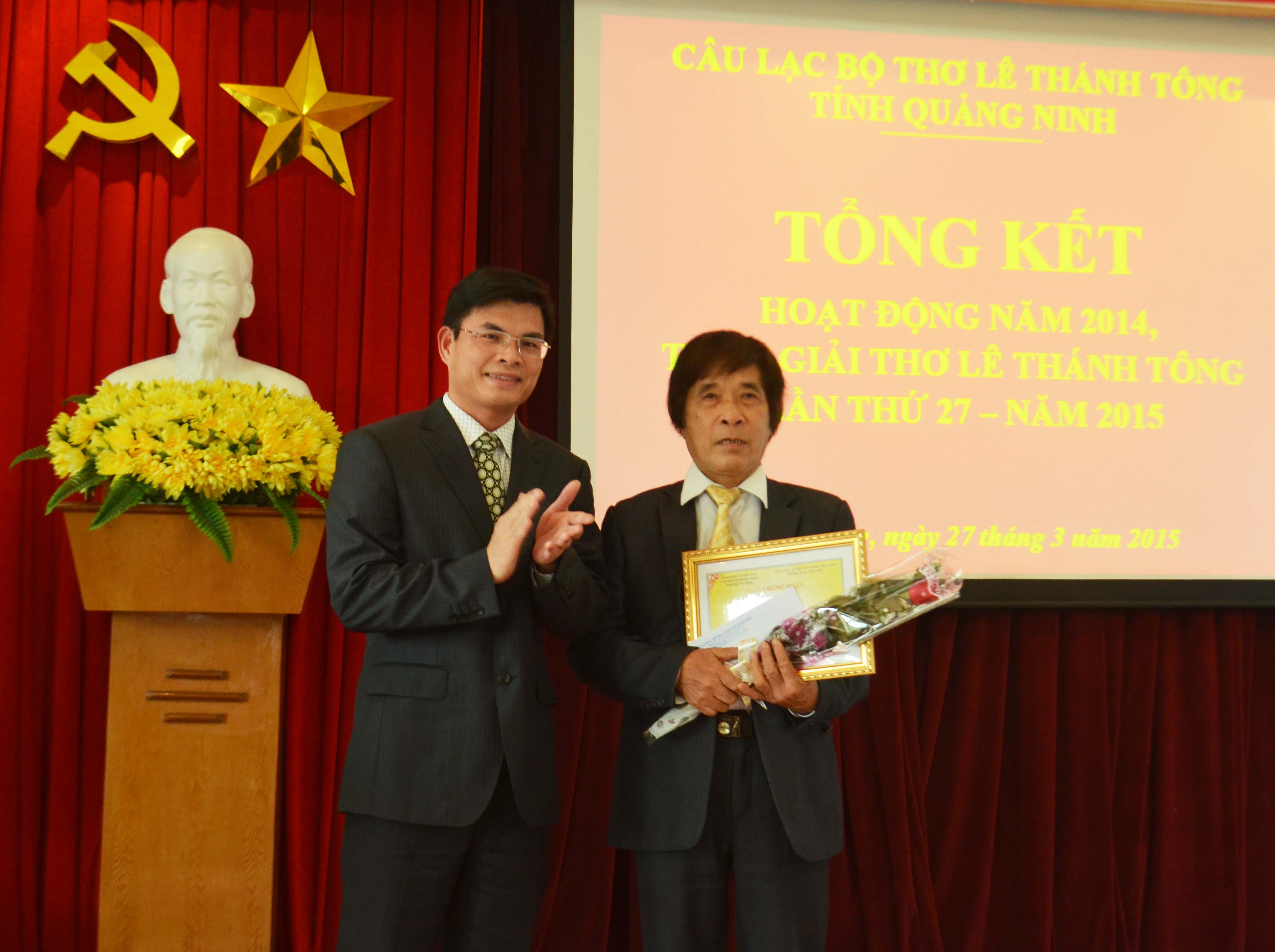 Lãnh đạo Sở Văn hóa, Thể thao và Du lịch tặng giải A cho tác giả Dương Phượng Toại (CLB Thơ Bạch Đằng Giang)