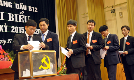 Các đại biểu bỏ phiếu bầu BCH Đảng bộ Công ty.
