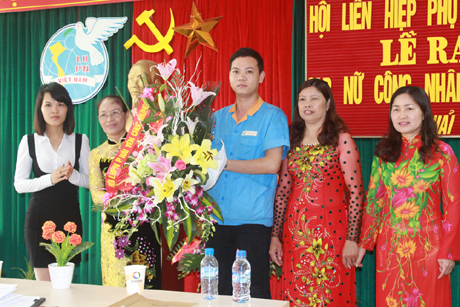 Chiều 6-3, tại Công ty TNHH KHKT Texhong Ngân Long (Khu CN Hải Yên), Hội LHPN phường Hải Yên (Móng Cái) phối hợp với công đoàn Công ty TNHH KHKT Texhong Ngân Long tổ chức thành lập và ra mắt Câu lạc bộ Nữ công nhân làm việc xa nhà.