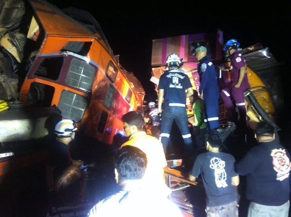 Lực lượng cứu hộ tại hiện trường vụ tai nạn - Ảnh: Twitter/AP