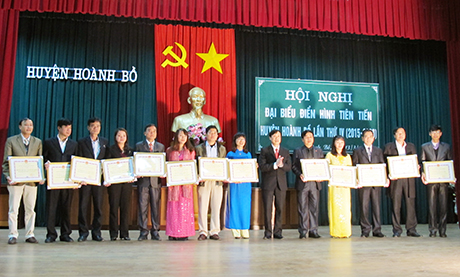 Huyện Hoành Bồ tổ chức tuyên dương các gương điển hình tiên tiến trong phong trào thi đua yêu nước lần thứ IV (2015-2020). Ảnh: Nguyễn Chiến