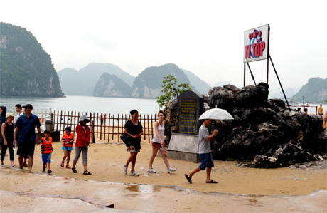 Du khách tham quan đảo Ti Tốp trên Vịnh Hạ Long.