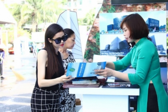 Trương Quỳnh Anh và mẹ thích thú bên gian hàng giới thiệu du lịch Quảng Ninh
