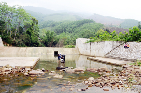 Công trình đập Đồng Đình được hoàn thành có sự đóng góp của người dân các thôn Khe Cát, Đồng Mùng.