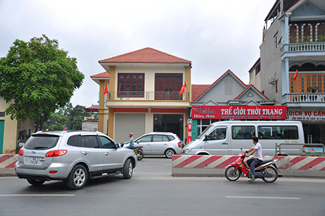 QL18 đoạn qua khu 2, phường Đại Yên (TP Hạ Long) dải phân cách cứng bằng bê tông bị tháo dỡ xe máy, ô tô vô tư băng qua đường