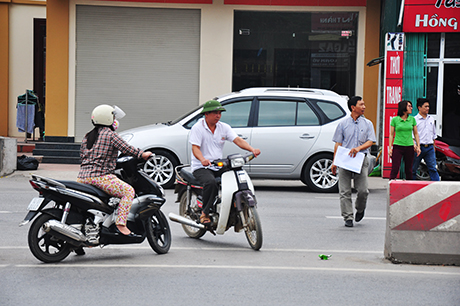 Mỗi lần có nhiều xe đi qua đây là đoạn đường lại ách tắc.