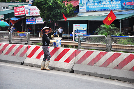 Tại nhiều đoạn rào chắn còn bị phá dỡ, người dân đua nhau ào ào băng qua đường 