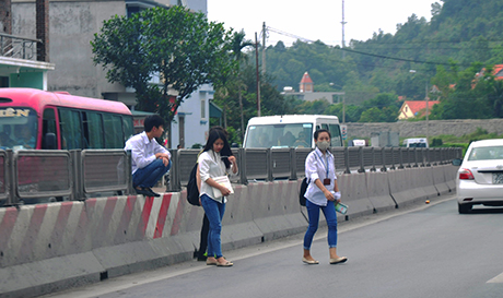 Học sinh đua nhau trèo qua dải phân cách.