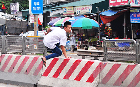 Nhảy qua dải phân cách như... một vận động viên.