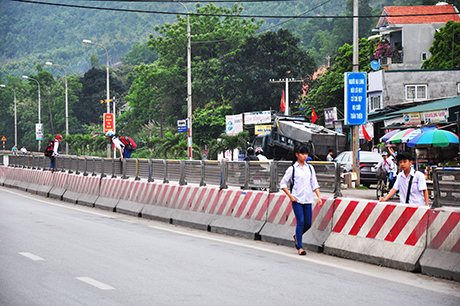 Học sinh tại khu vực này còn tập luyện kỹ năng trèo rào.