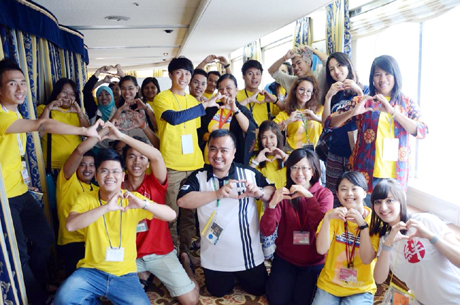  Các đại biểu tham dự SSEAYP năm 2014 cùng nhau thể hiện biểu tượng “Nụ cười Hạ Long”.