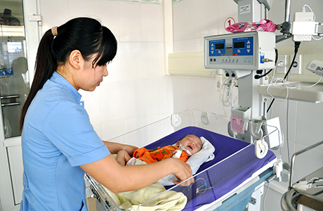Bé Chíu Trâm Anh đang được chăm sóc đặc biệt ở Bệnh viện Sản-Nhi Quảng Ninh để qua cơn nguy kịch.