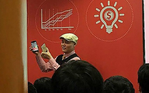 Ông Nguyễn Tử Quảng, CEO của BKAV, so sánh BPhone và iPhone 6 Plus trong Hội nghị Kế hoạch năm 2015 của hãng công nghệ Việt này. Ông không ngần ngại nói rằng 