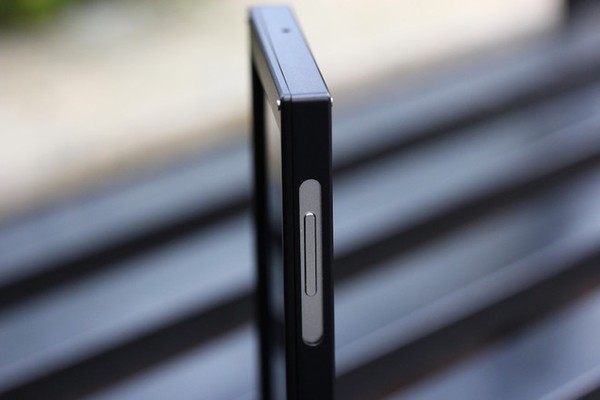 Thiết kế của BPhone tới nay vẫn được giấu kín, tuy nhiên, ở góc nhìn này có thể thấy phần khung kim loại thực tế.