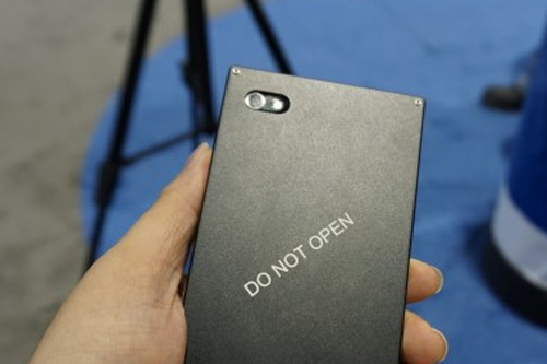 Camera sau trên BPhone có dạng tròn.