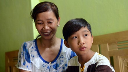  Đức Vĩnh ngượng nghịu khi nhà có đông khách đến chơi. Ảnh: Anh Tuấn/Zing.