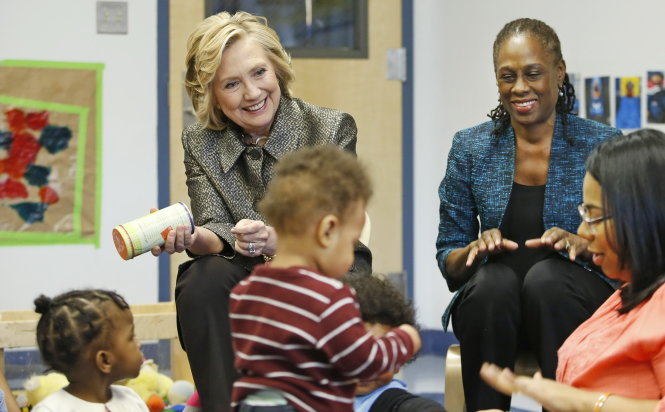 Bà Hillary Clinton tham gia một hoạt động với trẻ em ở New York ngày 1-4 (Reuters)