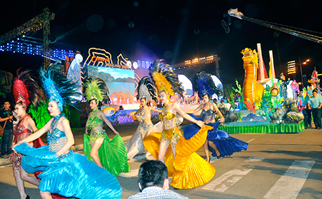 Người mẫu, vũ công tham gia trình diễn trong Carnaval Hạ Long 2014.