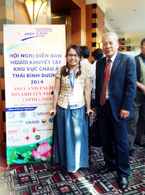 Chị Nguyễn Hải Yến và ông Hoàng Thanh (Chủ tịch Hội Bảo trợ NTT&TMC tỉnh) tham dự Hội nghị diễn đàn người khuyết tật khu vực Châu Á - Thái Bình Dương năm 2014. (Ảnh nhân vật cung cấp)
