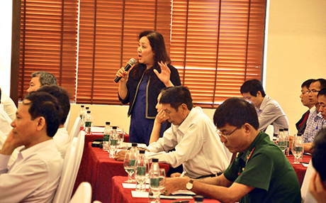 Đại diện một CLB du lịch tại Móng Cái tham gia ý kiến về chất lượng dịch vụ du lịch tại hội nghị.
