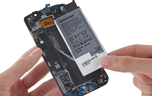 Pin được cố định bằng băng keo bên trong Galaxy S6 Edge. Ảnh: iFixIt.