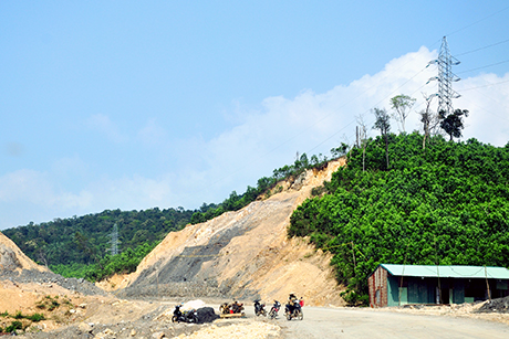 Hàng cột đưa điện ra huyện đảo Cô Tô chạy song song với dự án, do địa chất không ổn định đã khiến nhà thầu không thể tiếp tục tổ chức thi công.