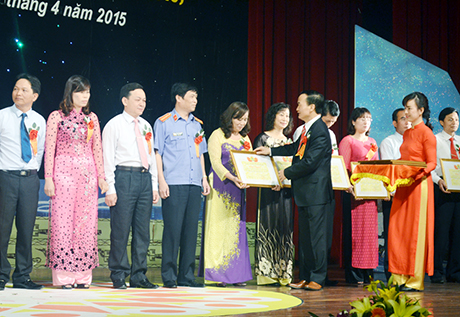 Đồng chí Trần Danh Chức, Chủ tịch LĐLĐ tỉnh tặng bằng khen của LĐLĐ tỉnh cho các điển hình tiên tiến trong phong trào thi đua yêu nước 5 năm, ngày 15-4-2015.