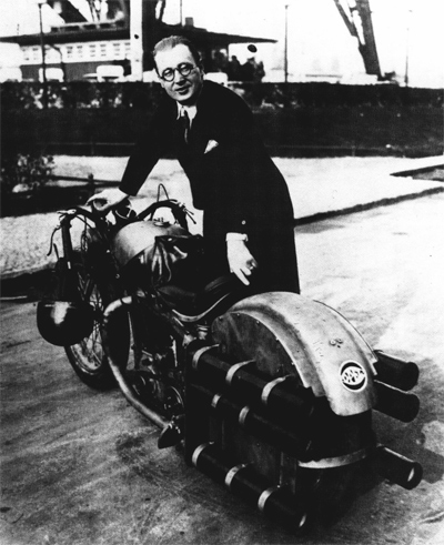 Fritz von Opel với chiếc môtô gắn tên lửa.