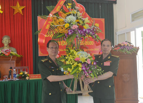 Đại tá Vũ Đức Tạo, Chính ủy BĐBP tỉnh thay mặt Đảng ủy BĐBP tỉnh tặng hoa chúc mừng đại hội