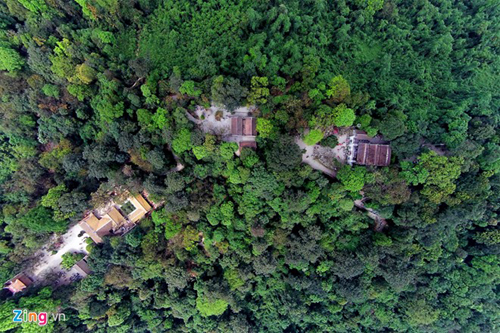 Quần thể di tích Đền Hùng nằm từ chân đến đỉnh ngọn núi Hùng (hay còn gọi là Nghĩa Lĩnh), cao 175 m, thuộc xã Hy Cương, thành phố Việt Trì, Phú Thọ.