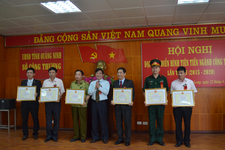 Đồng chí Nguyễn Mạnh Hà, Giám đốc Sở Công Thương trao tặng bằng khen của Bộ Công Thương cho các cá nhân, tập thể