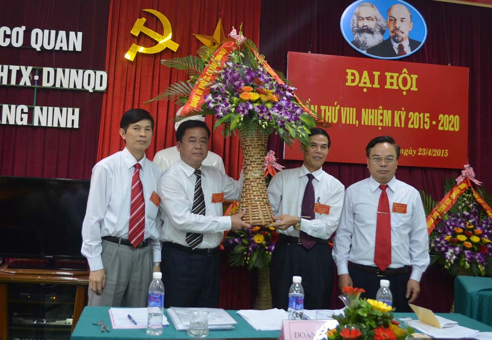 Đồng chí Vũ Công Lực Phó Bí thư Thường trực Đảng ủy Khối cơ quan tỉnh tặng hoa chúc mừng Đại hội