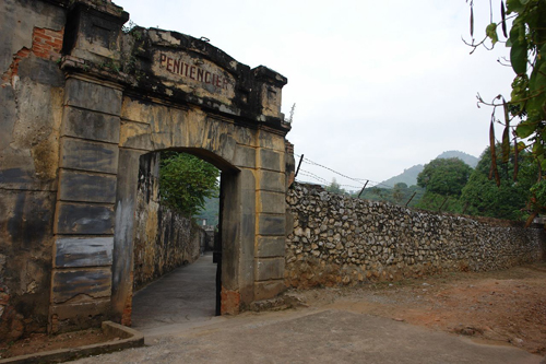 Lối vào khu di tích nhà tù Sơn La.