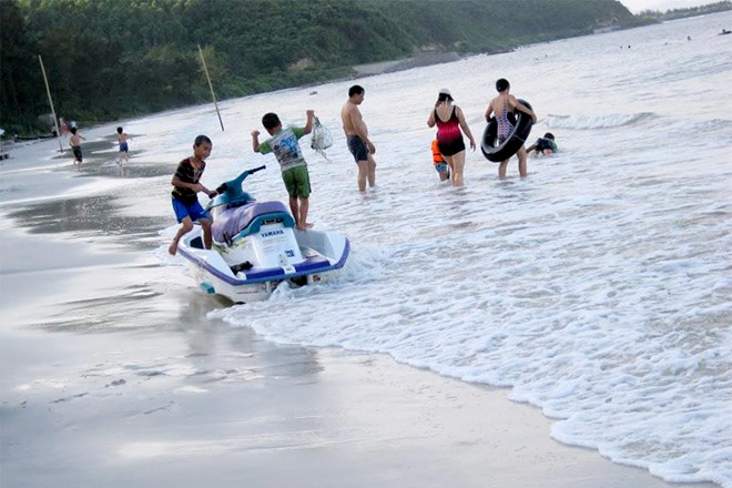 Đến đây bạn tha hồ tắm biển, lướt sóng bạc trên những chiếc ca nô máy. Ảnh: Facebook Đảo Ngọc Minh Châu.