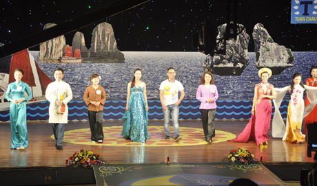 Các thí sinh trong phần thi Sắc phục Hạ Long.