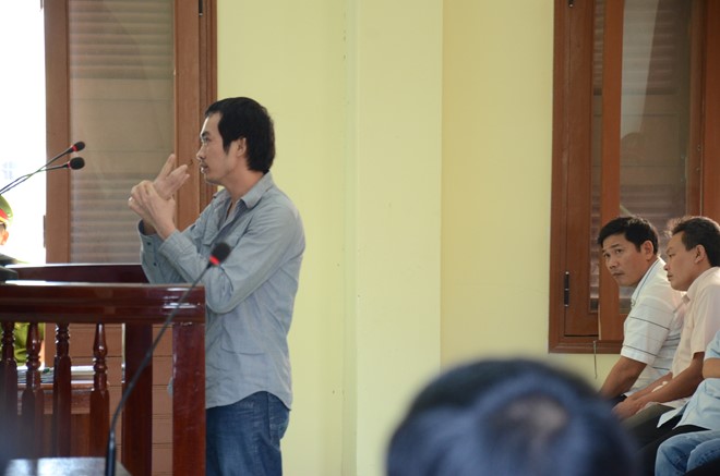 Bị cáo Nguyễn Thân Thảo Thành diễn tả lại cách nạn nân Ngô Thanh Kiều bị còng tay. Ảnh: L.P